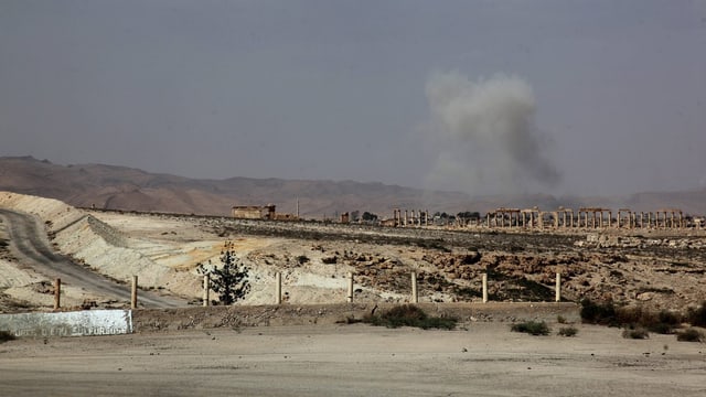 Rauch über der antiken Stadt Palmyra nach Angriffen der syrischen Armee auf Stellungen der Terrormiliz Islamischer Staat am 19. Mai 2015. (keystone)