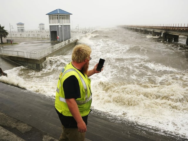 Hohe Wellen im städtischen Jachthafen von Bay Saint Louis, Mississippi. 