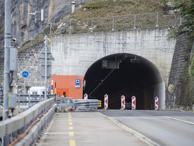 Strassentunnel mit Baubeschilderung und Radweg davor.