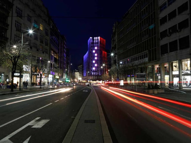 Tricolore am höchsten Gebäude der serbischen Haupstadt Belgrad am Palata Albania