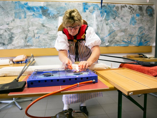 Monika Lehmann steht am Gasherd im Gang des Schulhauses.