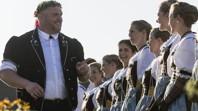 Der neue Schwingerkönig Christian Stucki grüsst die Ehrendamen