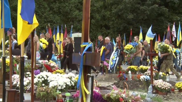 Soldatenfriedhof mit zahlreichen ukrainischen Fahnen.