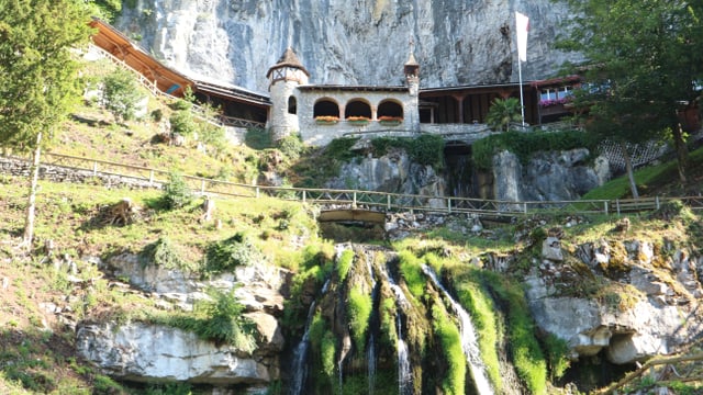 Eingang zu einer Höhle in einer Felswand.