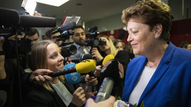 Silvia Steiner gibt Journalistinnen Auskunft