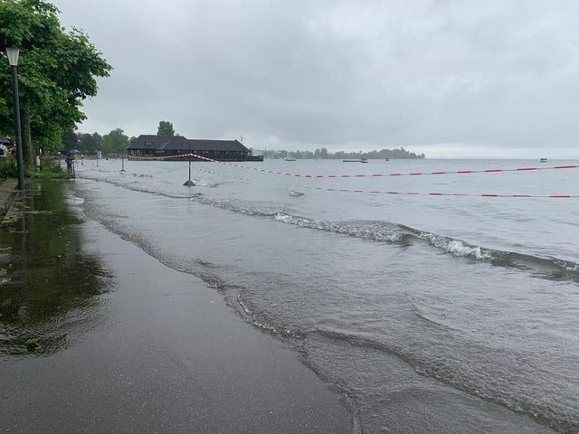 Wasser tritt an Promenade über das Ufer