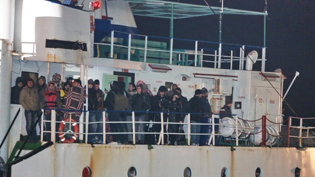 Flüchtlinge drängen sich auf einem Frachtschiff dicht aneinander