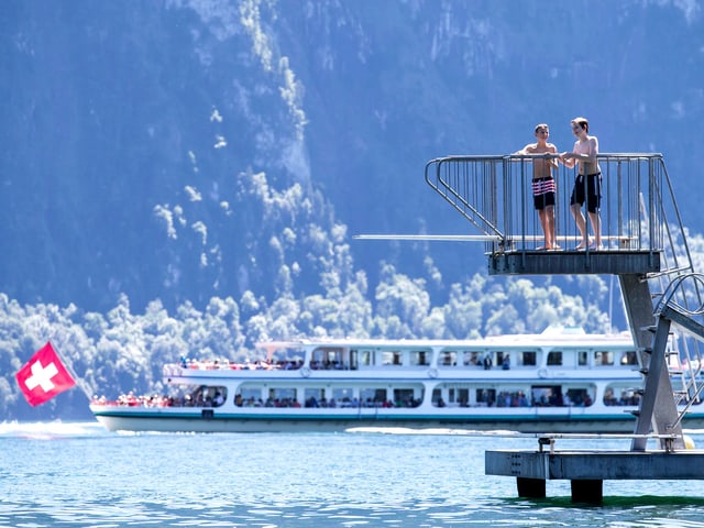 Sprungturm in Weggis am Vierwaldstättersee.