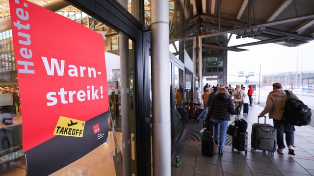 Plakat mit Aufschrift «Heute: Warnstreik» am Eingang eines Flughafen-Terminal.