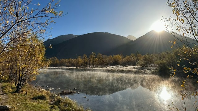 Seerauch in der Morgensonne am Inn bei Samedan.