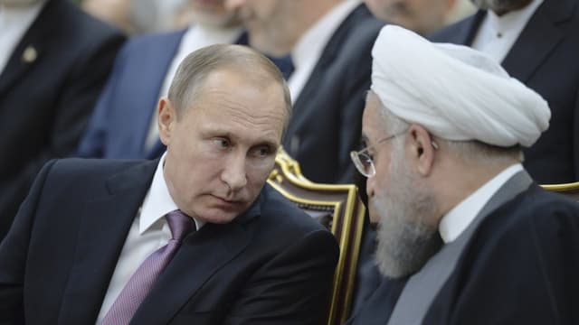 Putin und Rohani reden miteinander.