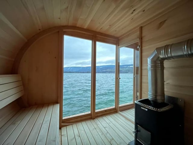 Blick von einer schwimmenden Sauna auf den See. 