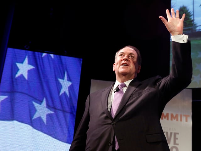 Mike Huckabee winkt nach einer Rede ins Publikum. 