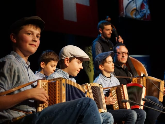 Junge Musiker spielen auf der Bühne.