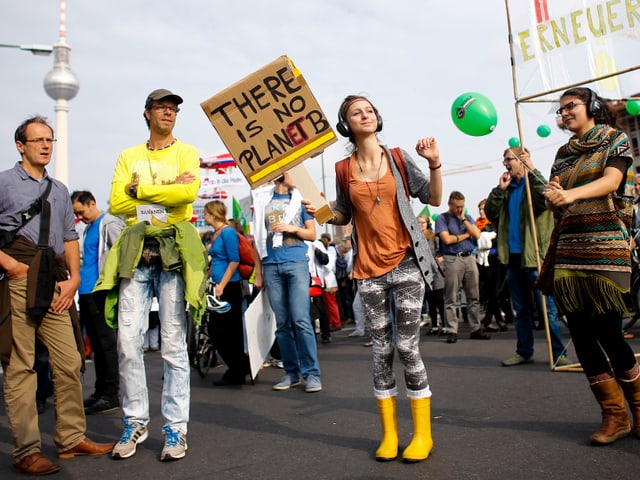 Junge Frau mit einem Schild in der Hand.