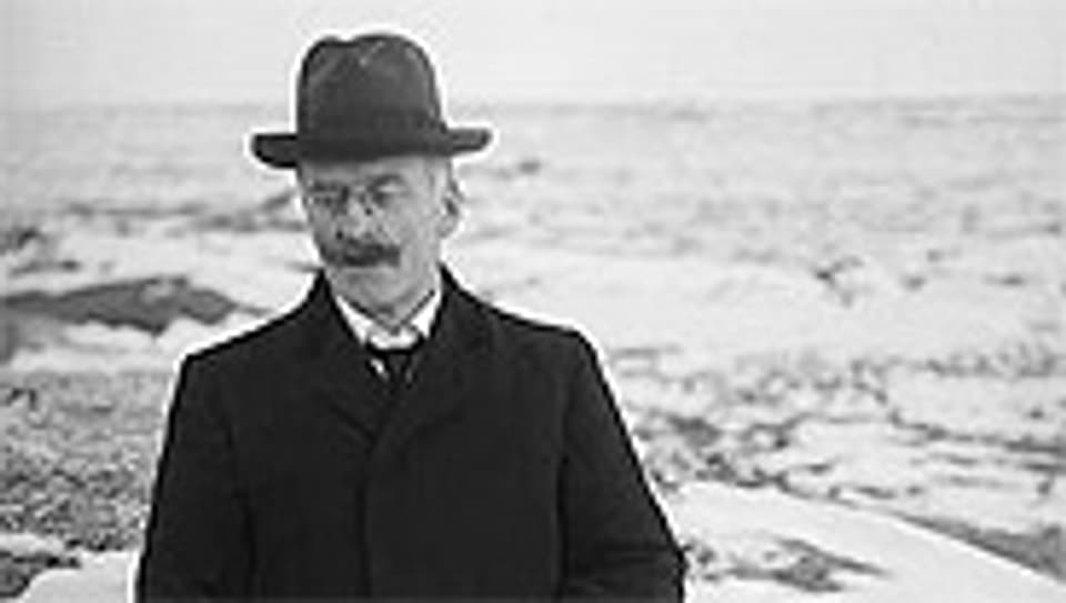 Knut Hamsun am Strand, Juli 1914.