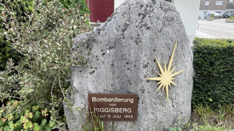 Der Gedenkstein auf dem Dorfplatz in Riggisberg erinnert an den Bombenabwurf 1943.