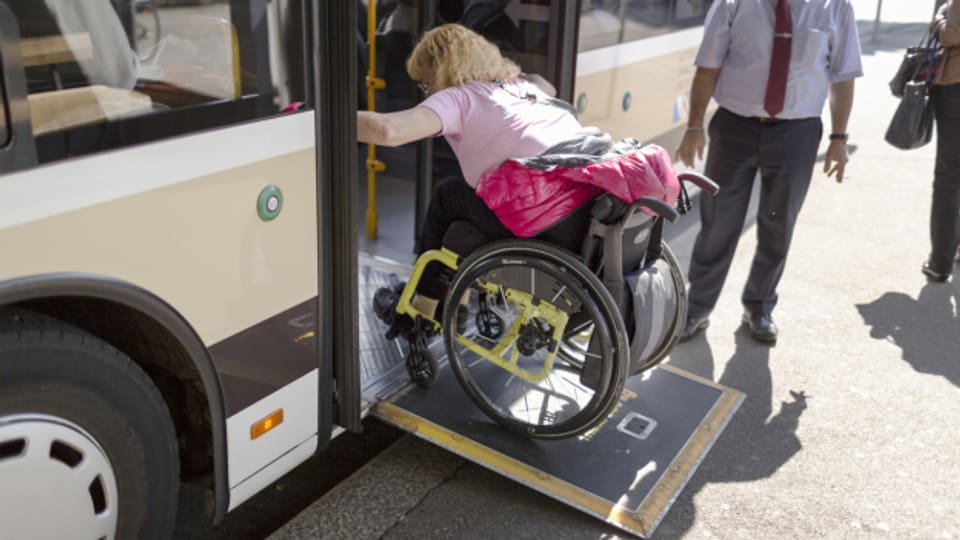 Der Aargau will vorwärts machen mit dem Ausbau von behindertengerechten Bus-Haltestellen – zu spät, kritisieren Betroffene.
