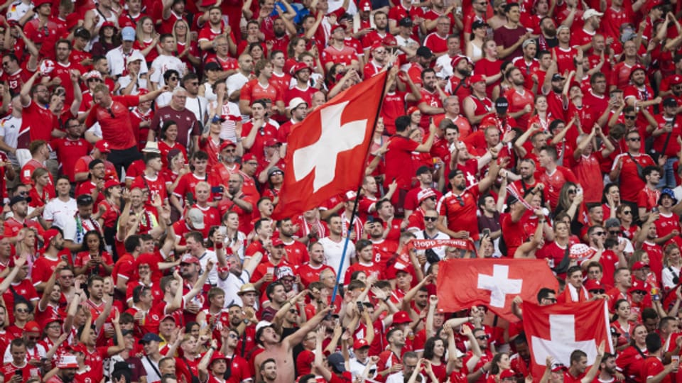 Schweizer Fussball-Fans beim EM-Spiel gegen Italien am 29.6.2024