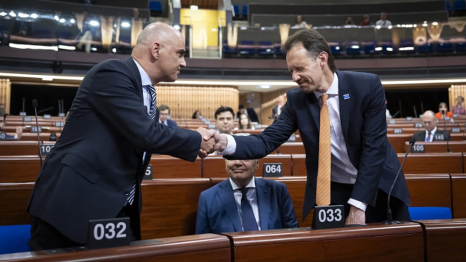 Nach der Wahl zum Generalsekretär des Europarats: Alain Berset nimmt Gratulationen der unterlegenen Kandidaten entgegen