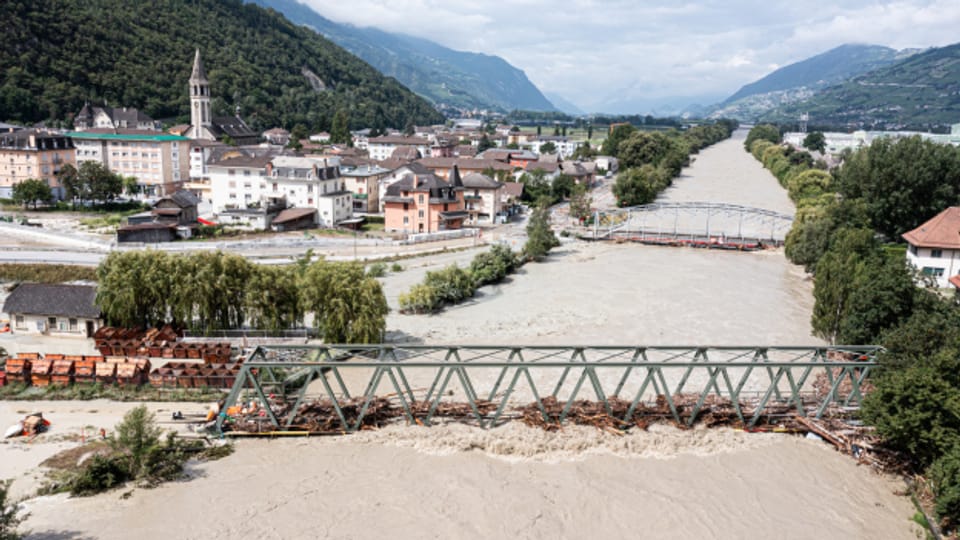 Im Wallis müssen alle Brücken und Ufer der Rhone kontrolliert werden.