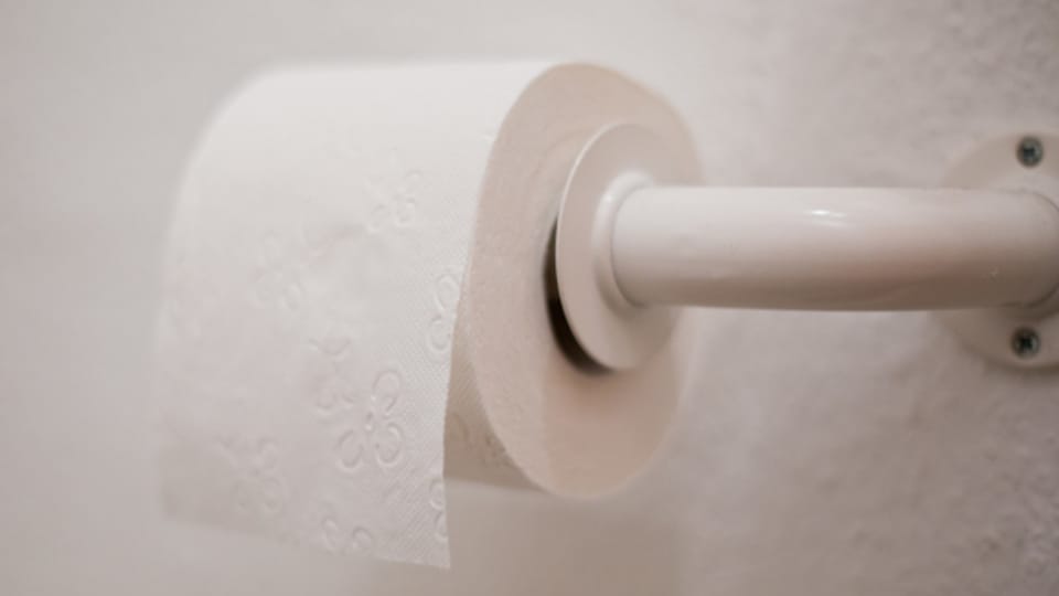 Weil sieben Kläranlagen im Wallis nicht funktionieren: WC-Papier sollte im Abfalleimer landen.