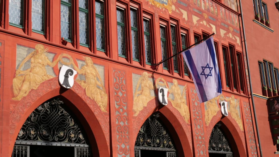 Seit Dienstagmorgen hängt die Flagge am Basler Rathaus