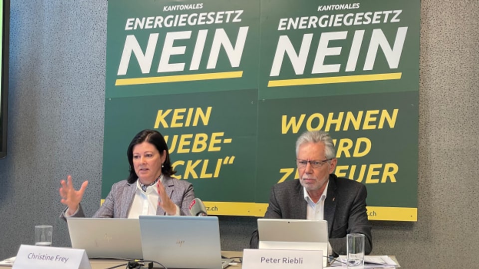 Die beiden Landratsmitglieder Christine Frey (FDP) und Peter Riebli (SVP) stellen die Initiative vor.