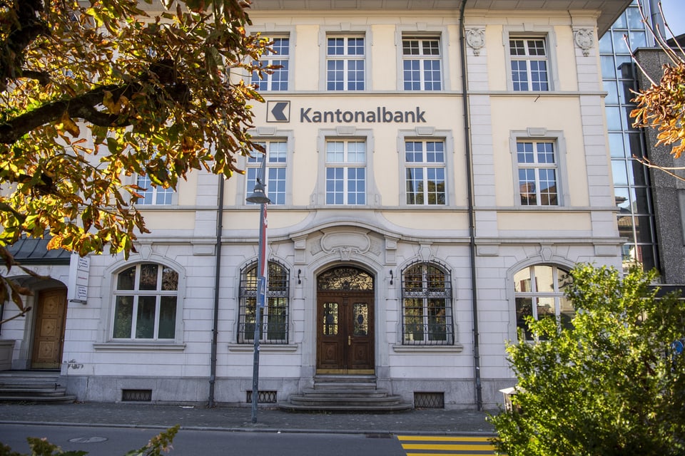 Im ehemaligen Gebäude der Obwaldner Kantonalbank soll die neue Kantonsbibliothek einziehen.