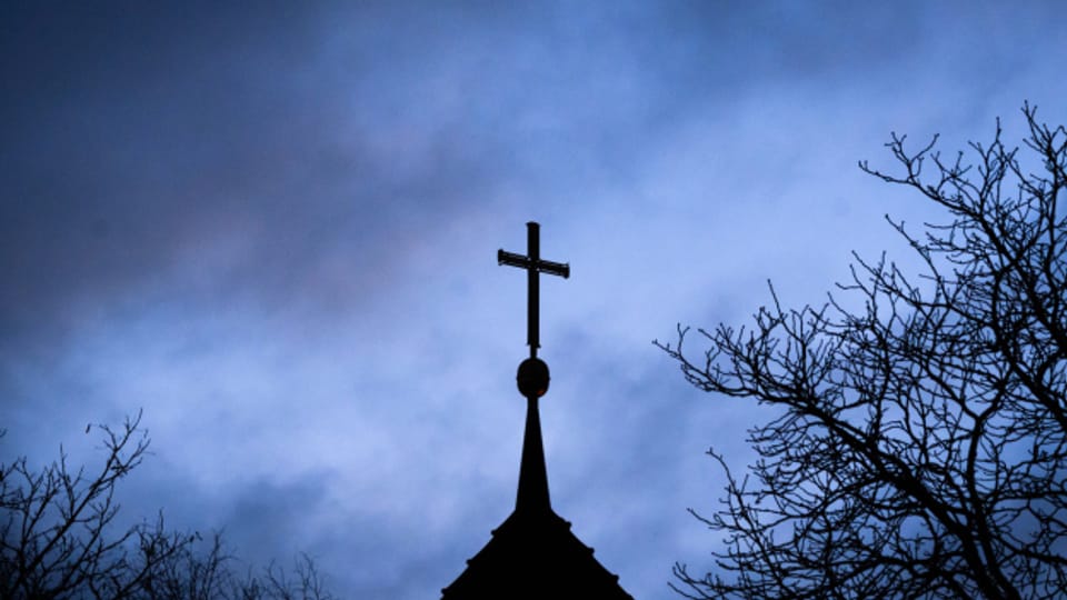 Die katholische Kirche arbeitet mit den Missbrauchsfällen ein dunkles Kapitel auf. Im Bistum Basel gingen 120 Meldungen dazu ein. (Symbolbild)