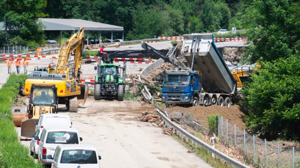 Die Aufräumarbeiten an der A13 sollen zügig vorangehen. Zuständig ist in erster Linie der Kanton Graubünden.