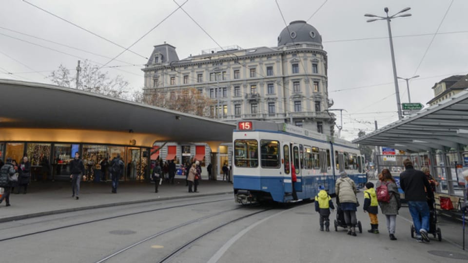 Eine Tram der Linie 15 beim Bellevue in der Stadt Zürich