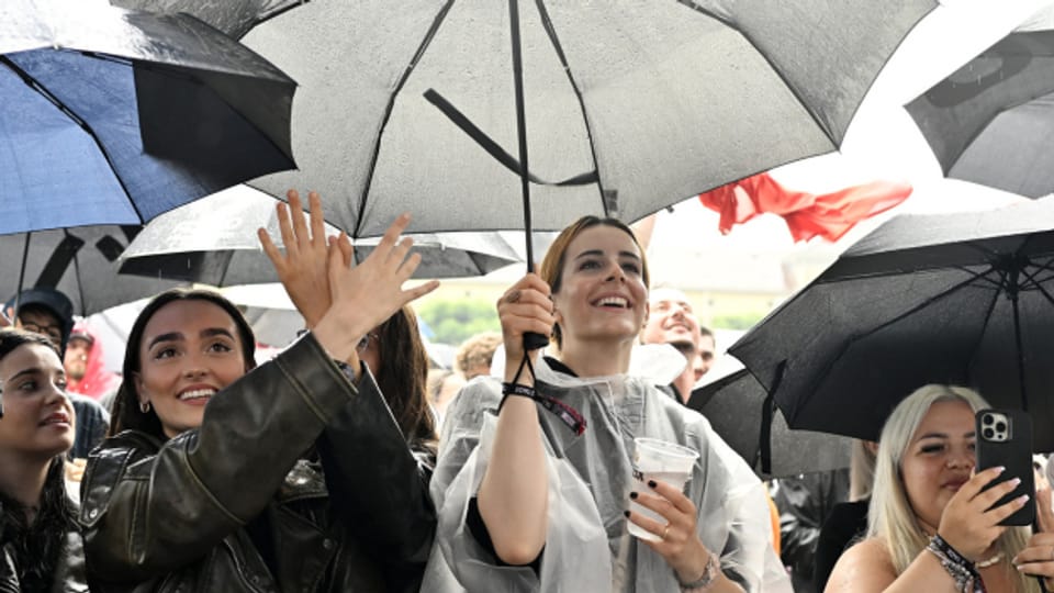 Schirme gehörten dazu beim Alba-Festival.