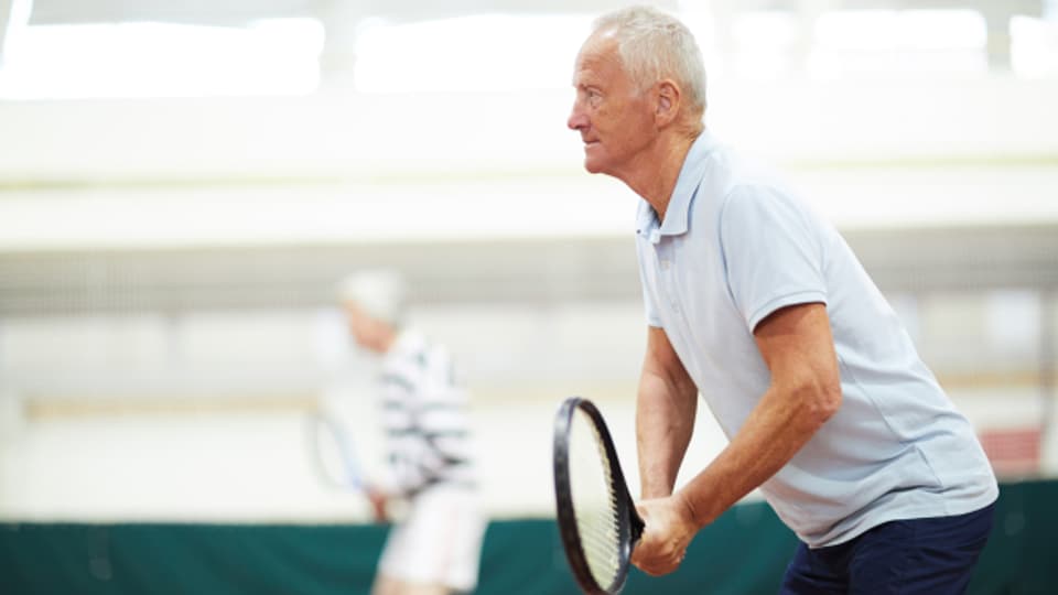 Keiner zu alt, Tennis spielen zu lernen.
