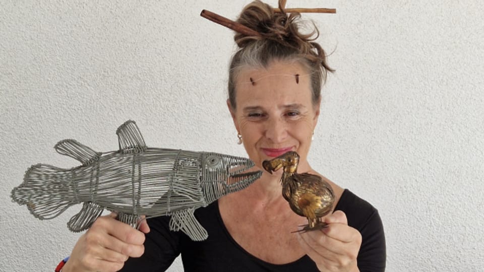 Michèle Rusconi mit Quastenflosser- und Dodo-Figur