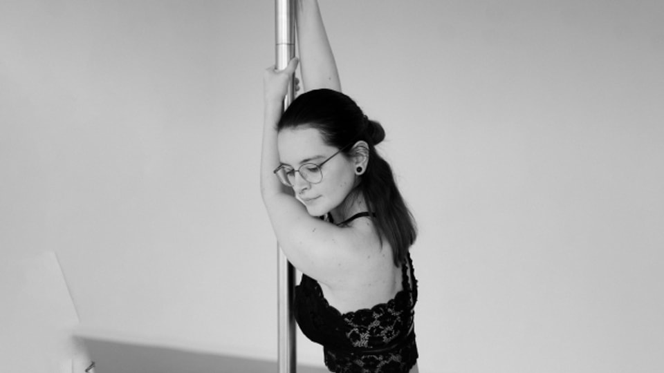 Die 24-jährige Nina Henz ist an Multipler Sklerose erkrankt. Ihr Hobby Pole-Dancing lässt sie sich trotzdem nicht nehmen.