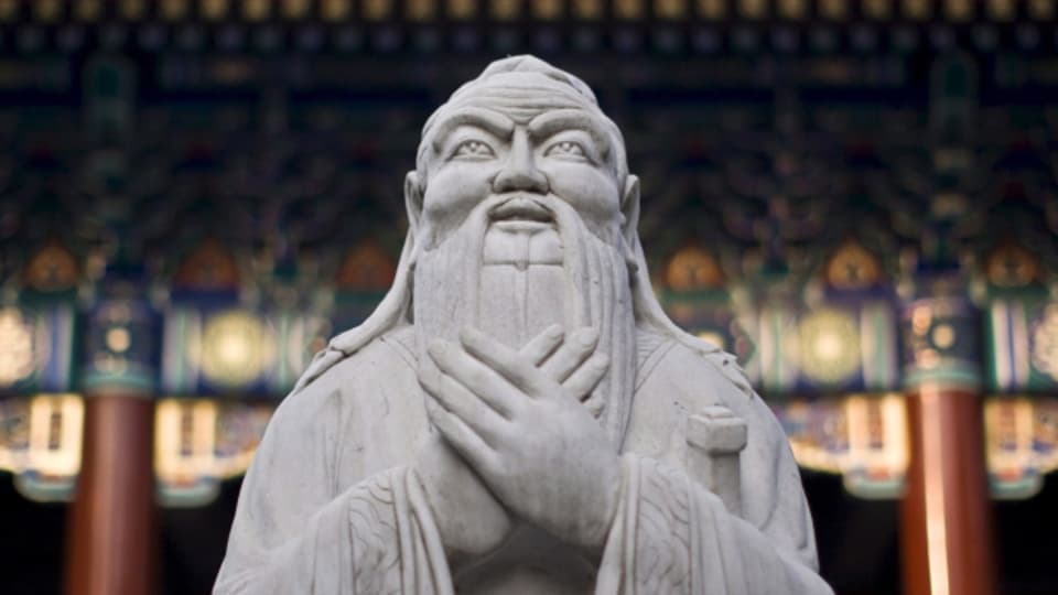 Eine Statue des alten chinesischen Denkers Konfuzius steht im Eingang des konfuzianischen Tempels in Peking.