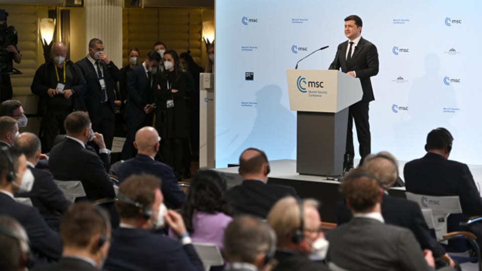An der Münchner Sicherheitskonferenz drehte sich alles um die Ukraine-Krise: Der ukrainische Präsident Wolodimir Selenski hält seine Ansprache.