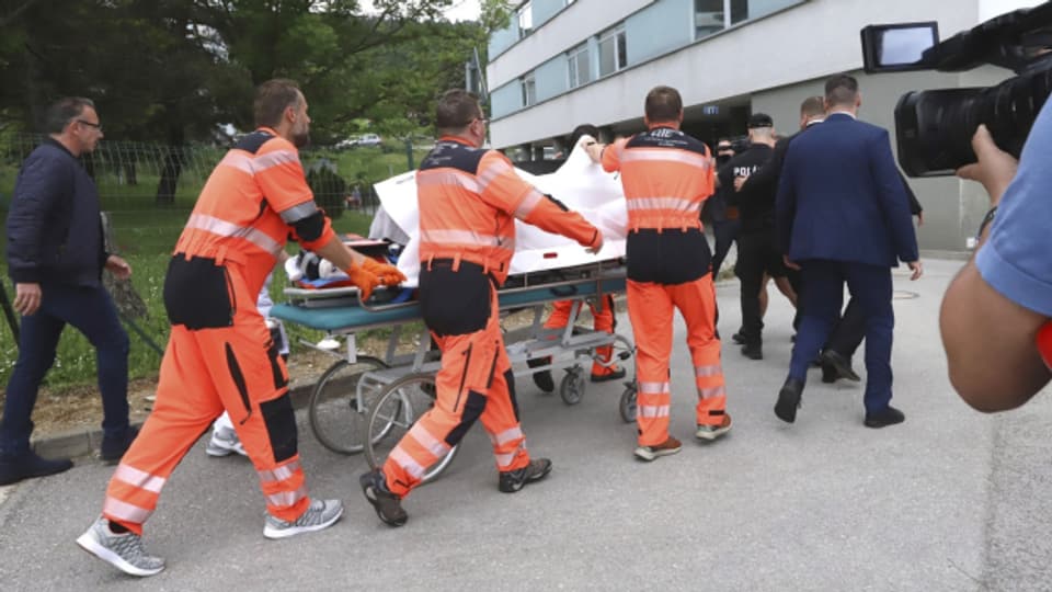Rettungskräfte bringen den angeschossenen Robert Fico in ein Krankenhaus. Unterdessen wurde er nach Bratislava verlegt.