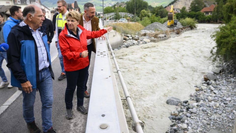 Bundespräsidentin Viola Amherd besucht die betroffenen Gebiete im Wallis und im Tessin, um sich ein Bild der Lage zu machen.
