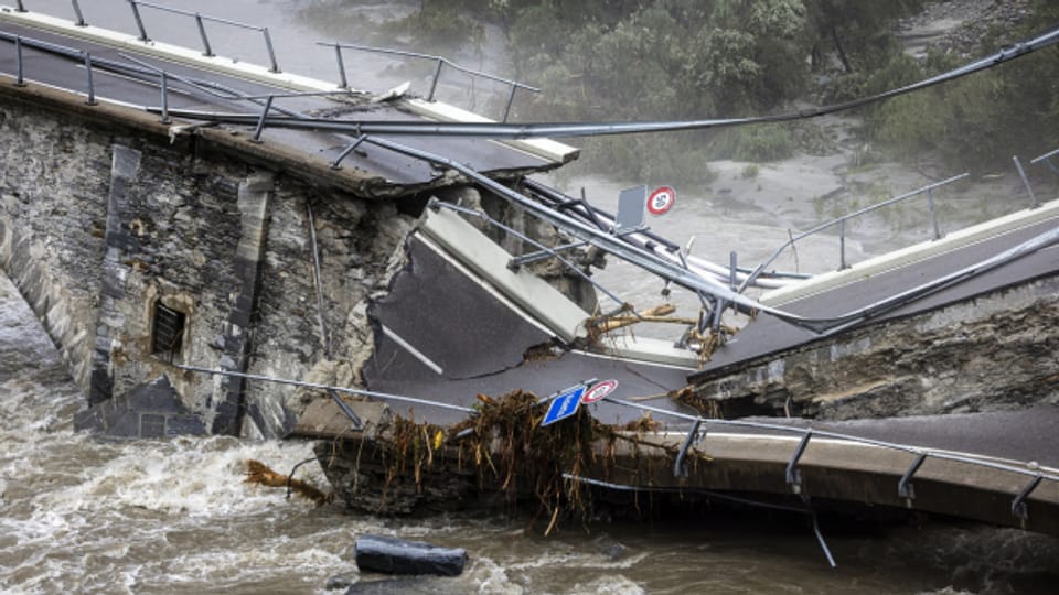 Die eingestürzte Visletto-Brücke zwischen Visletto und Cevio, im Maggiatal, Südschweiz am Sonntag, 30. Juni 2024.