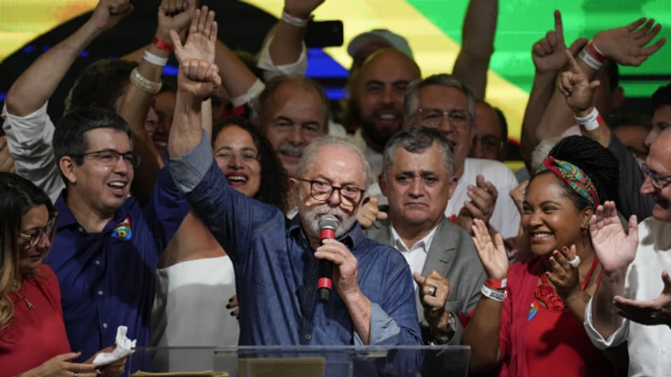 Lula da Silva feiert den knappen Wahlsieg mit seinen Anhängerinnen und Anhängern.