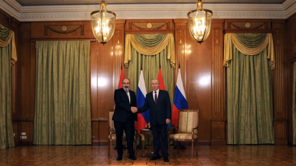 Der russische Präsident und der armenische Premierminister bei einem Treffen Ende Oktober in Sotschi