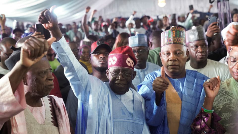 Die nigerianische Wahlkommission hat Bola Ahmed Tinubu am Mittwochmorgen offiziell zum Wahlsieger erklärt.
