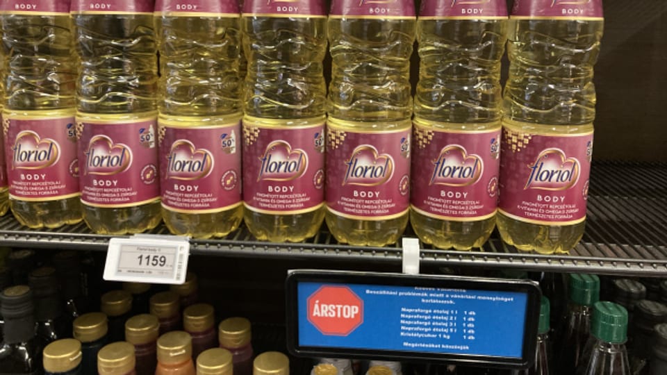 Weil in Ungarn der Preis für Sonnenblumenöl eingefroren ist, darf pro Mal nur ein Liter gekauft werden.