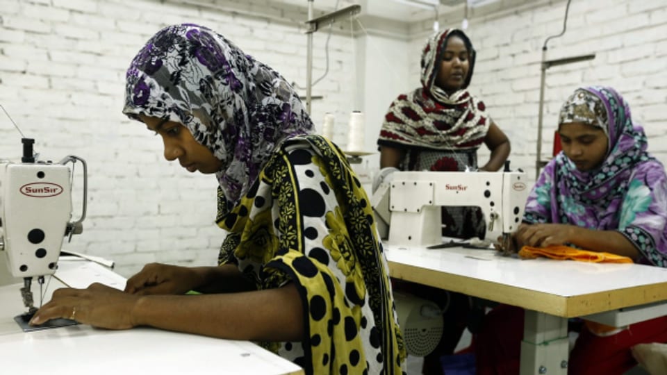 In der Fabrik nahe der Hauptstadt Dakah nähten Arbeiterinnen und Arbeiter Kleider für ausländische Modelabels.