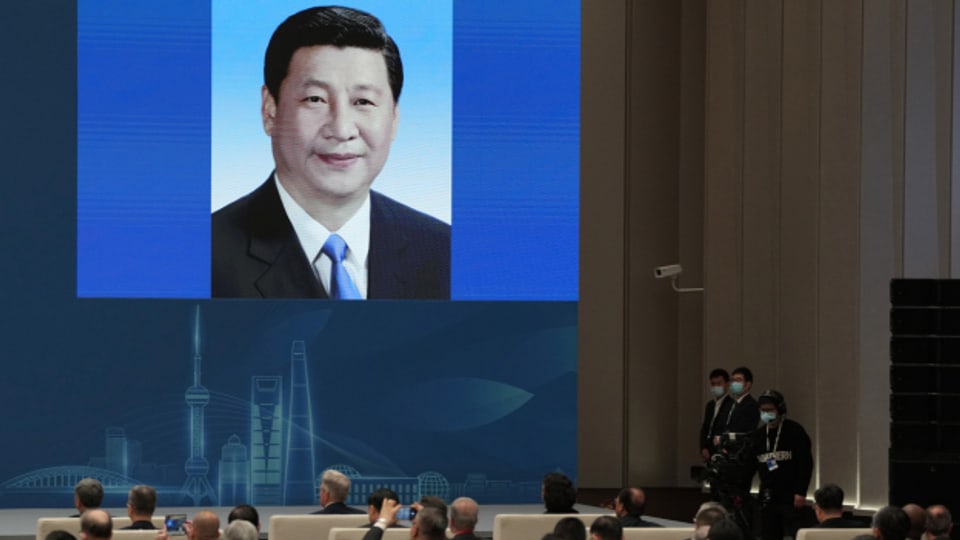 Wacht über die aussenpolitische Strategie Chinas: Präsident Xi Jinping’s Portrait während einer Pressekonferenz des Aussenministeriums.
