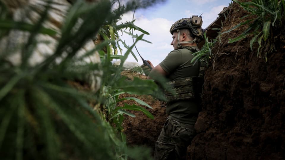 Ein ukrainischer Soldat in einem Schützengraben.