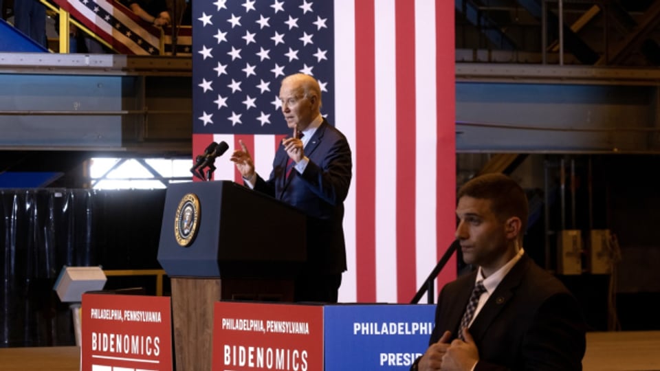 US-Präsident Joe Biden erläutert seine Wirtschaftspolitik auf einer Schiffswerft in Philadelphia (20. Juli).