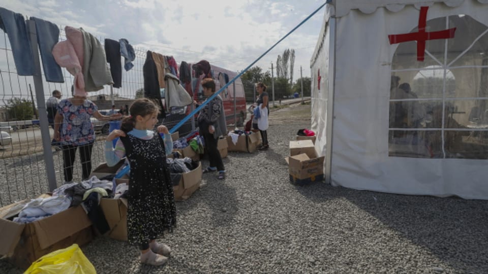 In einem Zentrum an der Grenze zwischen Aserbaidschan und Armenien erhalten Geflüchtete erste humanitäre Hilfe.